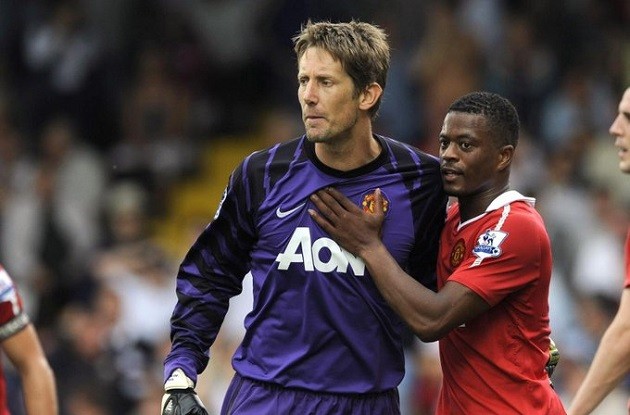 Twitterers go wrong about Van der Sar's reaction to Evra - Bóng Đá