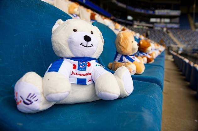 Eredivisie side Heerenveen put 15,000 teddy bears in the stands this weekend to raise awareness for children in the Netherlands who have cancer.  - Bóng Đá