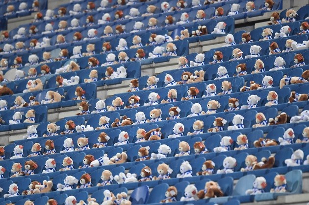 Eredivisie side Heerenveen put 15,000 teddy bears in the stands this weekend to raise awareness for children in the Netherlands who have cancer.  - Bóng Đá