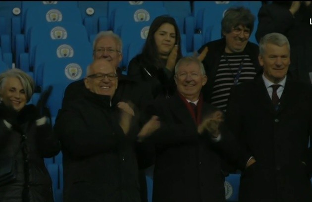 Sir Alex vỗ tay sau trận - Bóng Đá