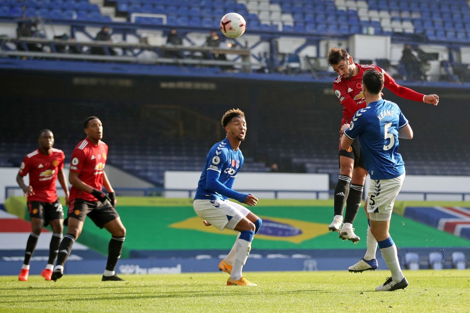 Manchester United fans react as Bruno Fernandes shows selfless side to assist Edinson Cavani - Bóng Đá