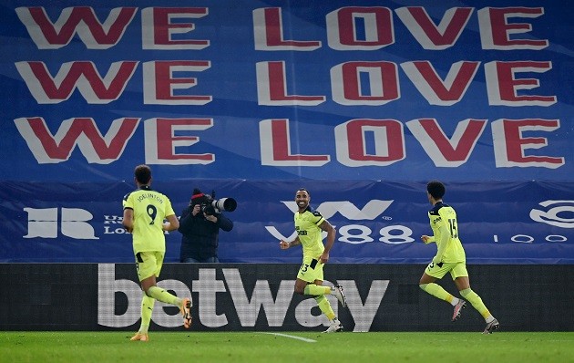 Ngoại hạng Anh lại lao đao, Newcastle có 5 ca Covid-19 - Bóng Đá