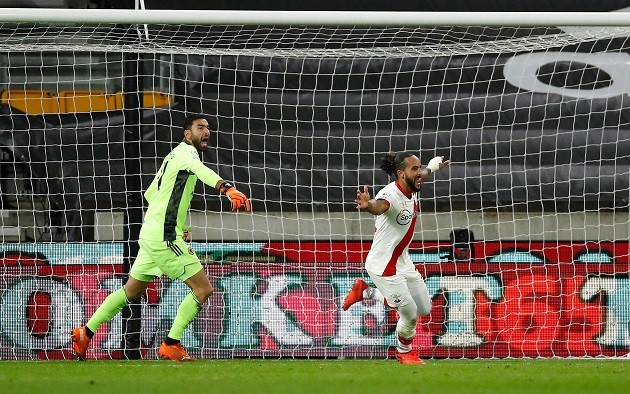 Theo Walcott ghi bàn đầu tiên cho Southampton sau 25 năm - Bóng Đá