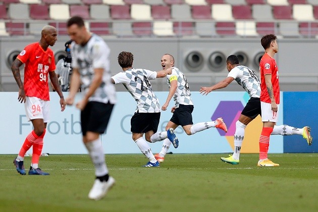 Rực sáng trước đội bóng của Cannavaro, Iniesta mang đội nhà vào vòng 26 đội Champions League - Bóng Đá