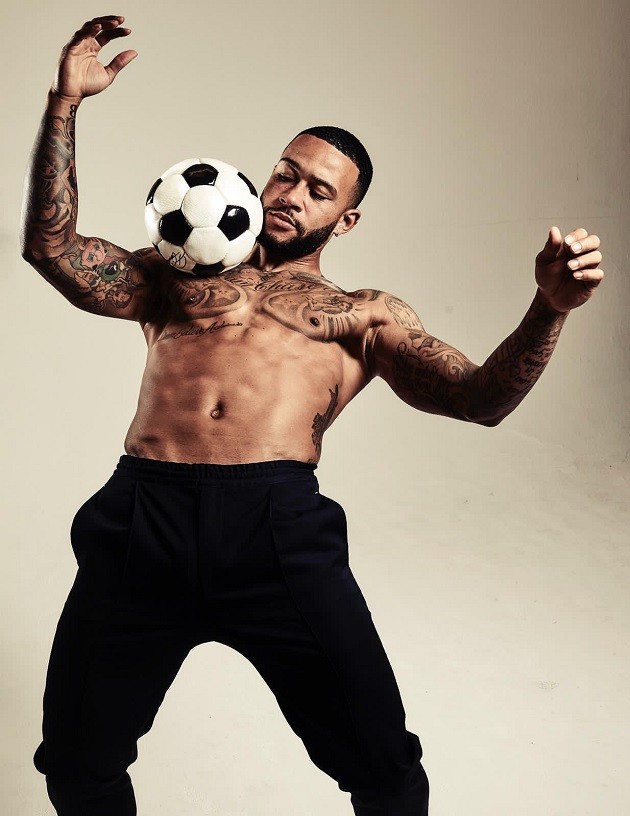 Memphis Depay siêu ngầu trên tạp chí, nhắc đến ông chỉ M.U trong bản rap mới - Bóng Đá