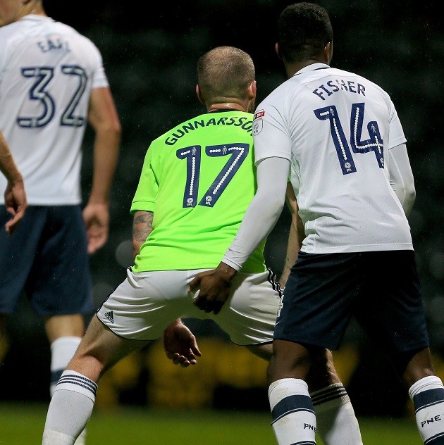 Chứng nào tật nấy, Fisher sờ vùng kín đối thủ ngay trong trận đấu - Bóng Đá