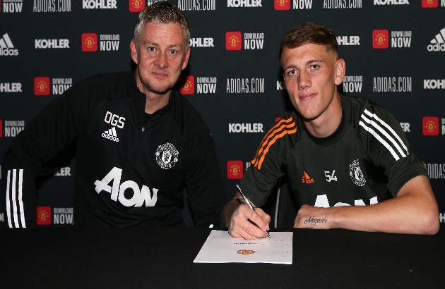 Man United fans react to Galbraith's new contract - Bóng Đá