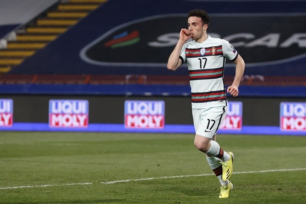 Watch Cristiano Ronaldo throw away Portugal armband in disgust as late winner is incredibly not given against Serbia - Bóng Đá