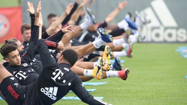 Bayern Munich tập luyện, nhà vô địch World Cup khoe mái tóc cực lạ - Bóng Đá