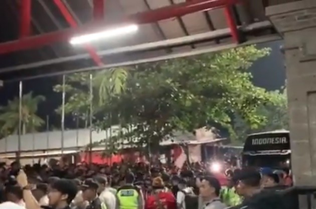 SỐC! Thua Việt Nam, fan Indonesia điên tiết tụ tập hét 2 từ - Bóng Đá