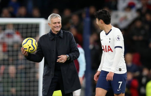 Jose Mourinho takes match ball off Son Heung-min and gives it to Spurs debutant Troy Parrott instead - Ảnh - Bóng Đá