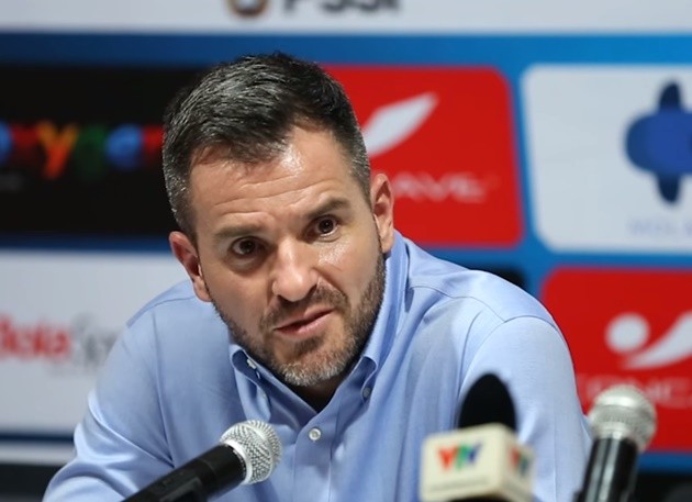 HLV McMenemy giận dữ khi bị phóng viên Indonesia hỏi 