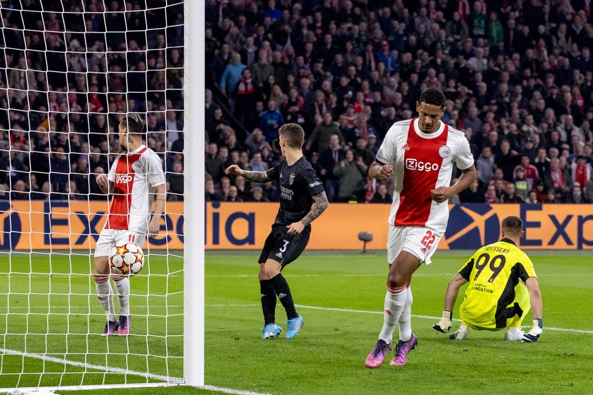 Benfica vào tứ kết Champions League - Bóng Đá