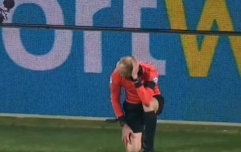 Trận đấu tại Bundesliga dừng ở phút 70 vì trọng tài bị ném vào đầu - Bóng Đá