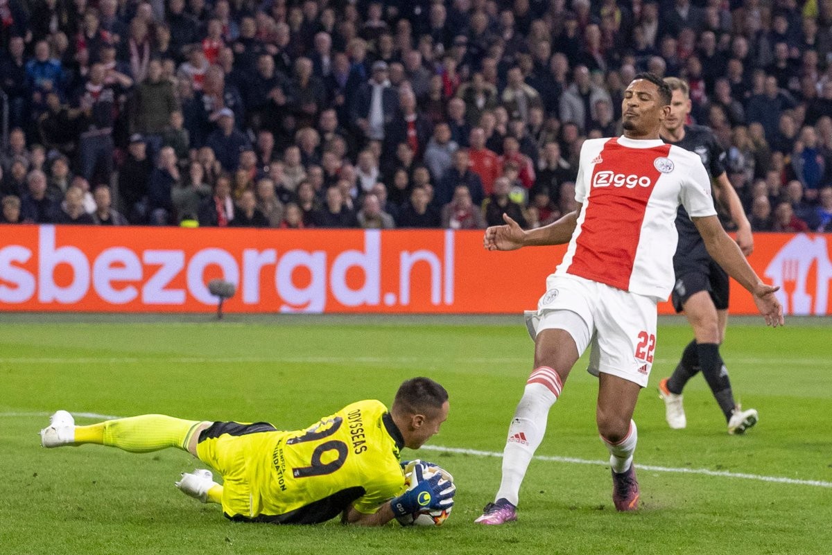 Benfica vào tứ kết Champions League - Bóng Đá