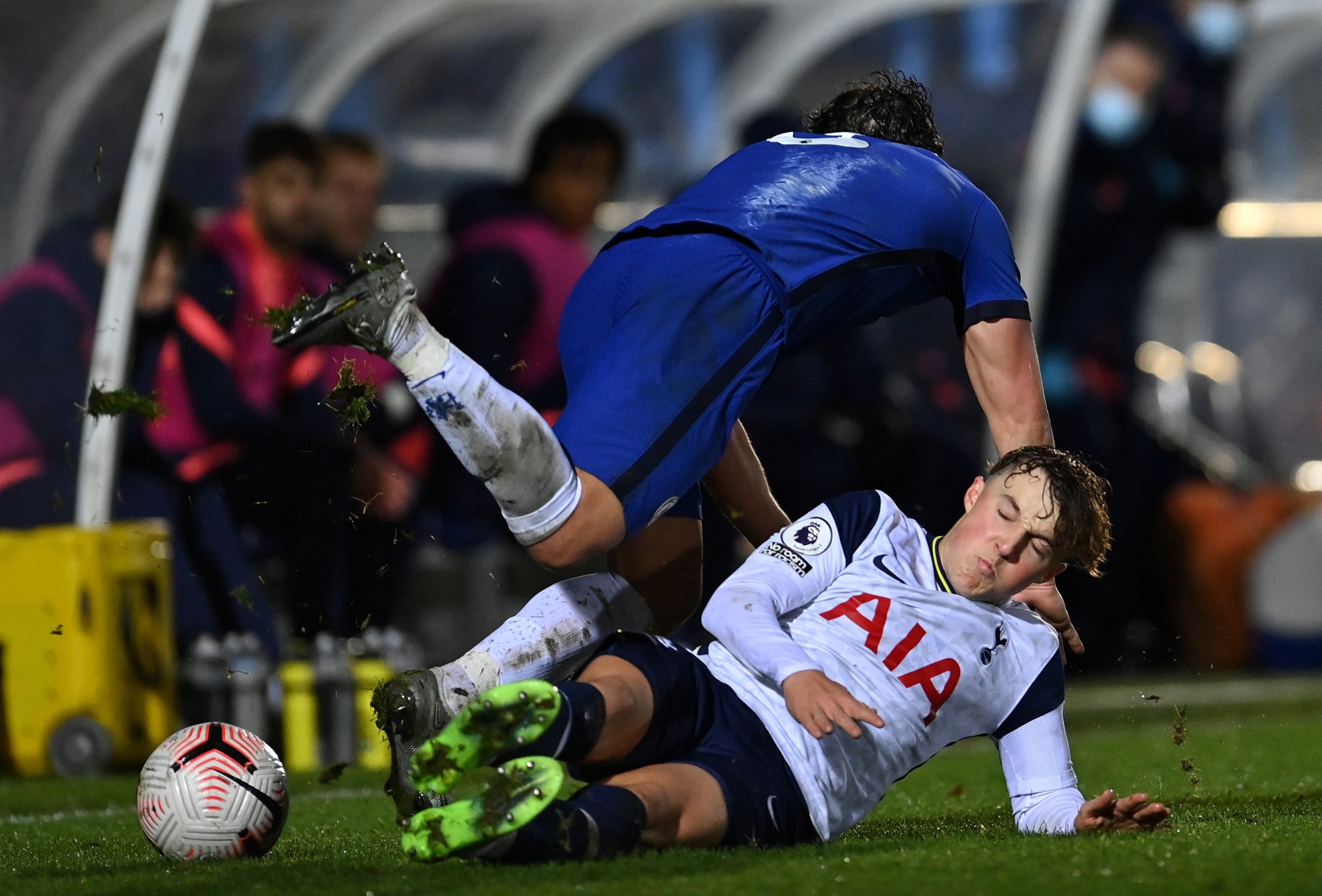 Cech có màn trở lại đáng quên, 