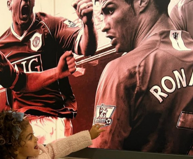 Pregnant Georgina Rodriguez wraps her bump in a cosy white faux fur coat as she brings beau Cristiano Ronaldo's twins - Bóng Đá