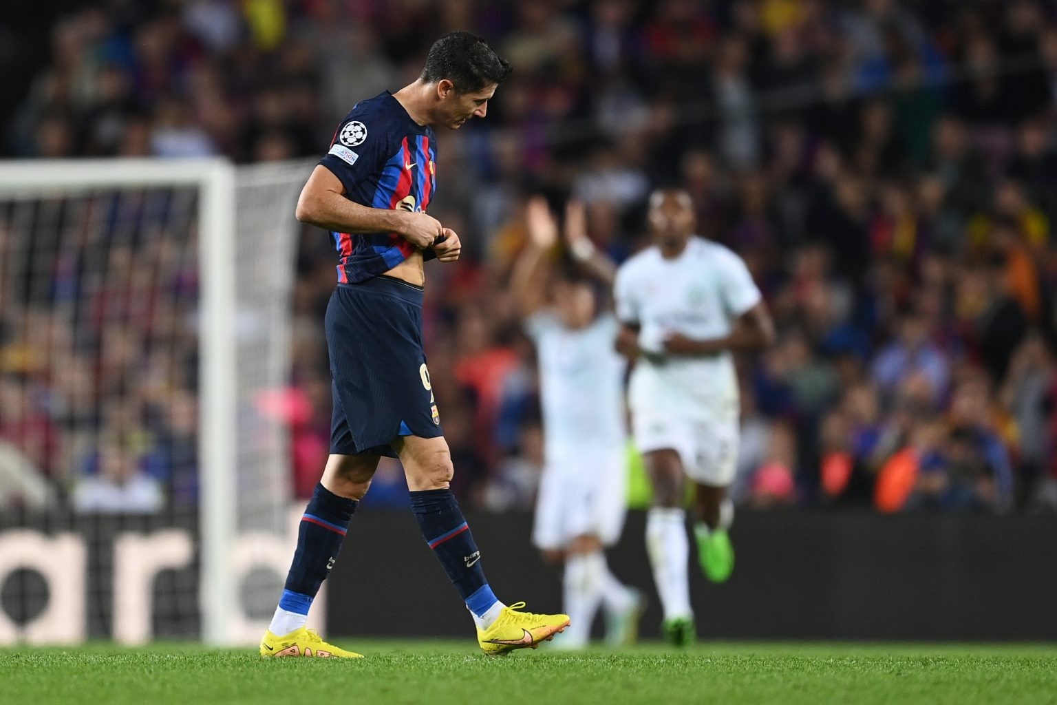 Lewandowski phản ứng với hàng phòng ngự Barca - Bóng Đá