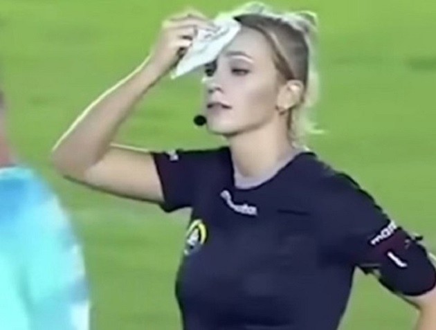 Quá xinh đẹp, nữ trọng tài FIFA bị rủ đi 'tiếp khách' - Bóng Đá