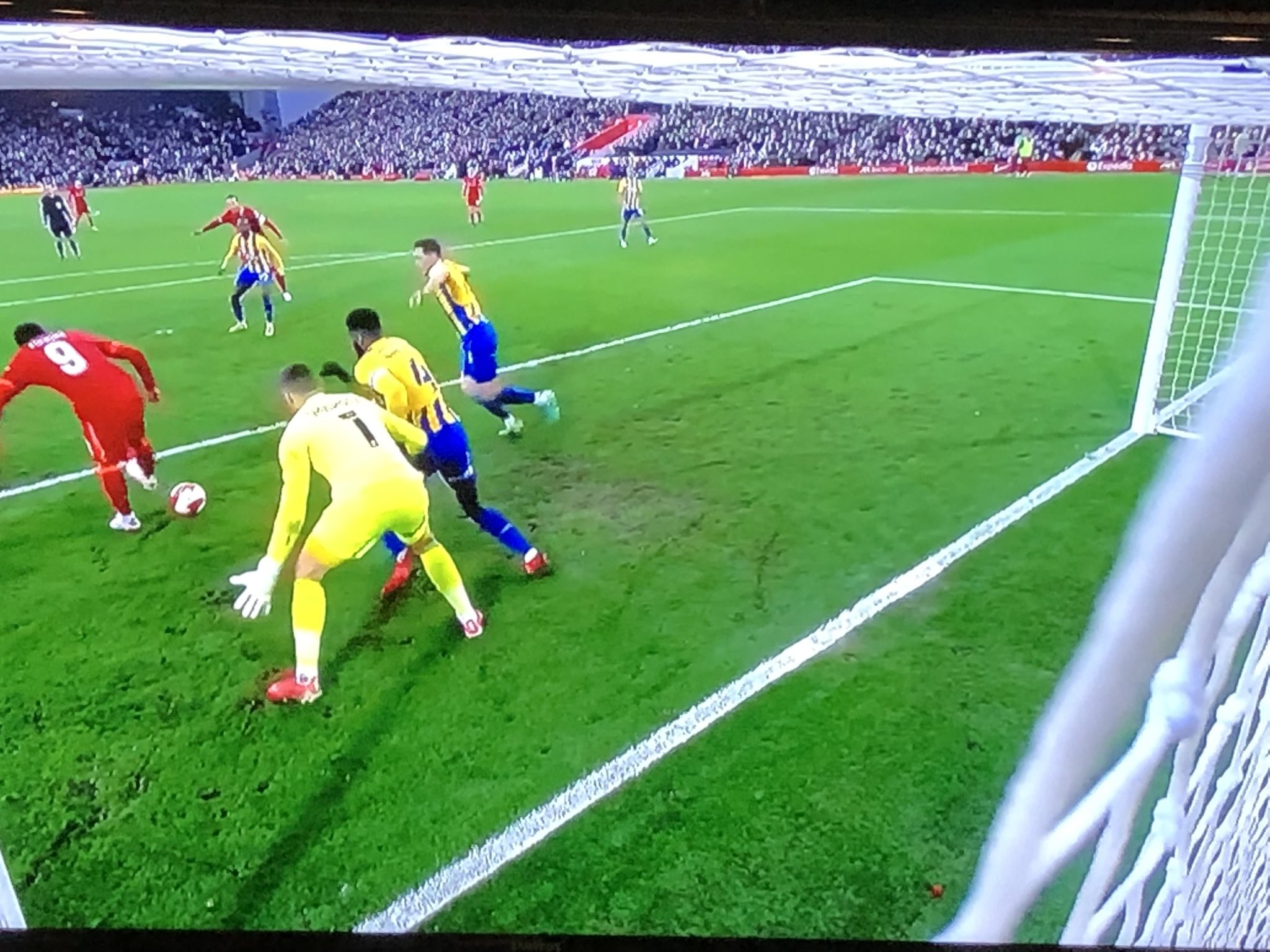 Klopp thất thần khi Liverpool bị đội bóng hạng 3 sút tung lưới - Bóng Đá