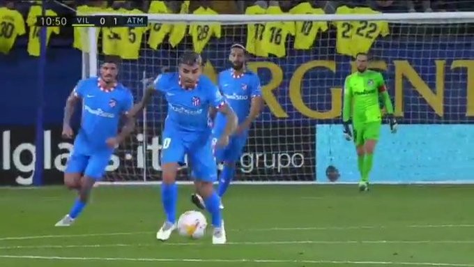 Sao Atletico ghi siêu phẩm từ giữa sân - Bóng Đá
