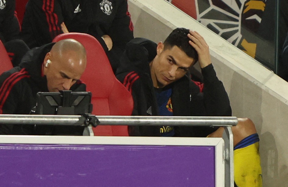 Ronaldo giận dữ ném áo, HLV Rangnick liền phản ứng ngay lập tức - Bóng Đá
