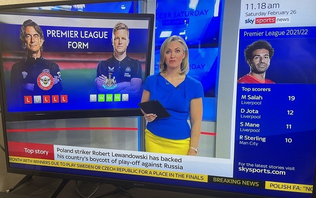 Nữ MC cuồng M.U khiến fan lo lắng khi rưng rưng khóc trên sóng trực tiếp - Bóng Đá