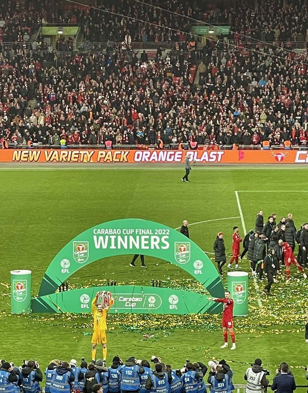 Jordan Henderson handed Caoimhin Kelleher the trophy - Bóng Đá