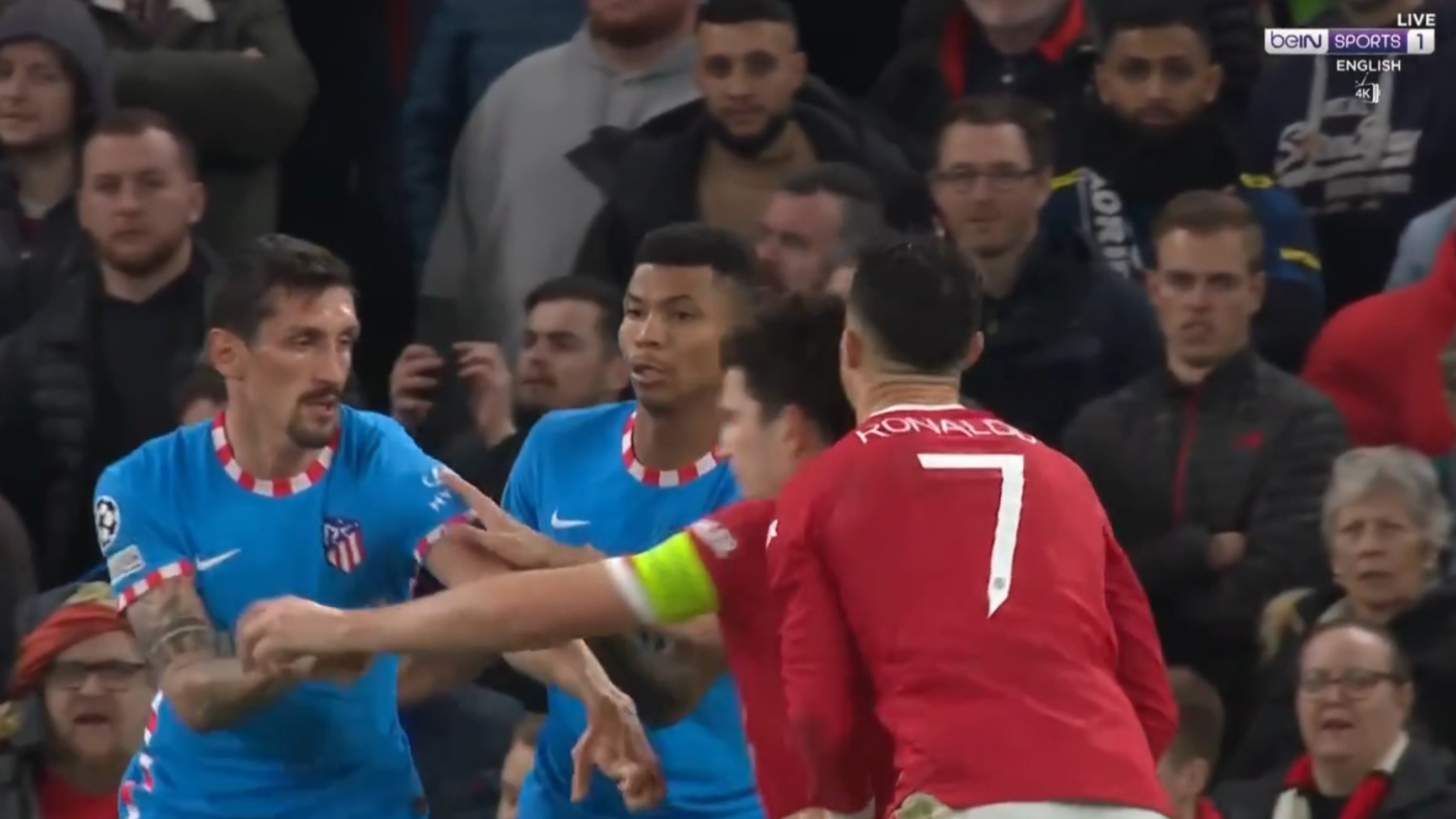 Maguire ám hại Ronaldo; Simeone lo chạy trốn CĐV M.U - Bóng Đá
