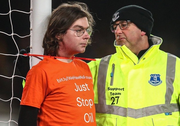 Everton thắng Newcastle, CDV zô sân khoá cổ - Bóng Đá