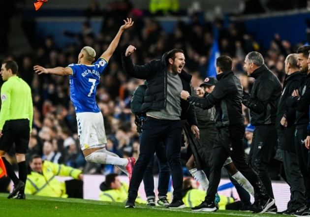 Everton thắng Newcastle, CDV zô sân khoá cổ - Bóng Đá