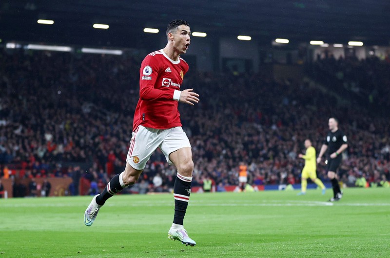 Ronaldo xô McTominay để tiện thực hiện cú tắc bóng chất lượng - Bóng Đá