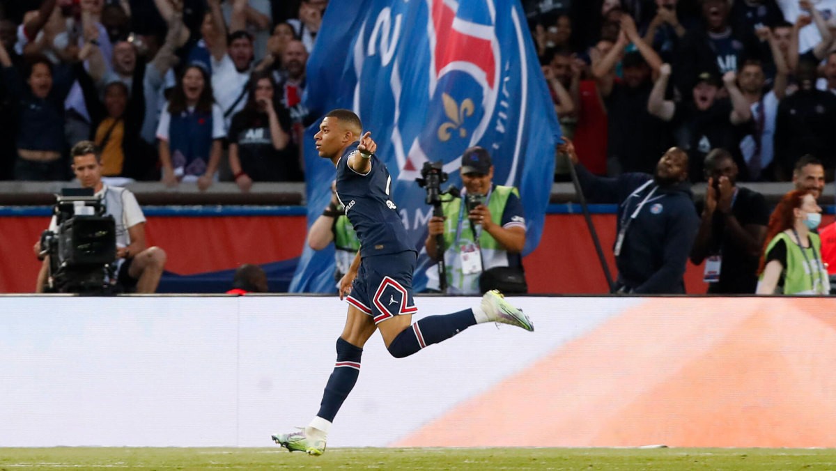 CĐV Real Madrid tấn công Mbappe - Bóng Đá