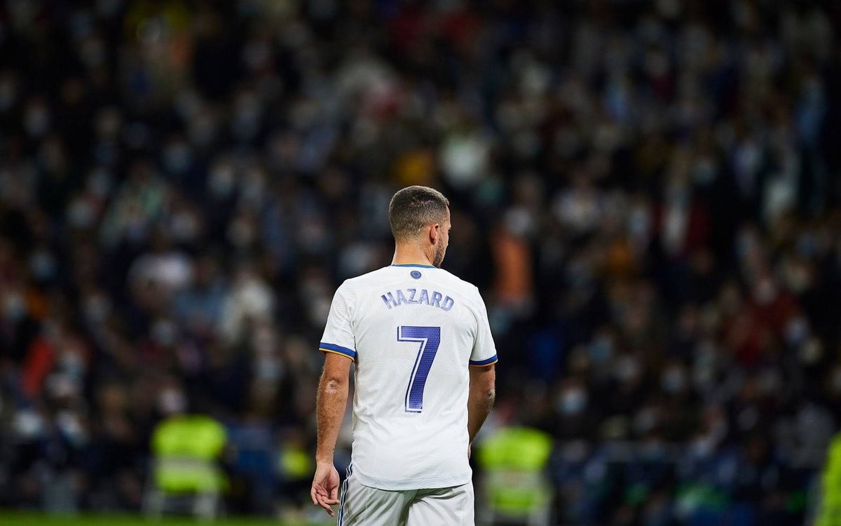 Eden Hazard bỏ lỡ không tưởng - Bóng Đá