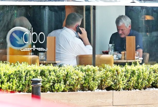 (Photo) Richard Arnold holds meeting with former Manchester United chief executive - Bóng Đá