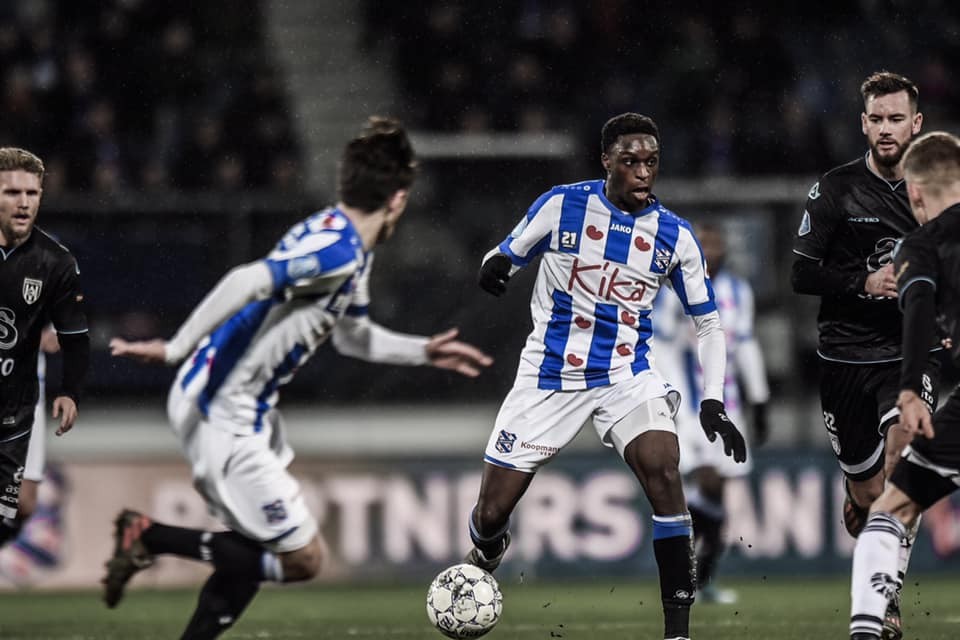 Đoàn Văn Hậu ngồi dự bị trong ngày SC Heerenveen bị cầm hoà trên sân nhà - Bóng Đá