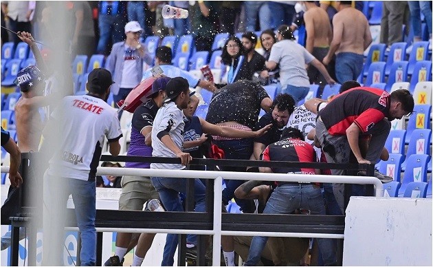 Queretaro-Atlas match in Liga MX suspended due to ugly fan violence - Bóng Đá