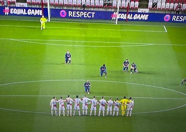 Lacazette went up close and personal and took a knee in front of the Slavia Prague players. Powerful. - Bóng Đá