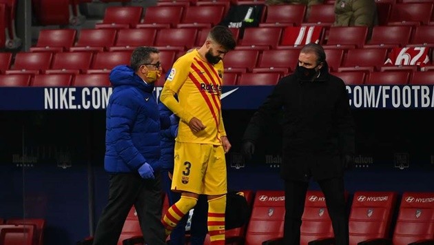 Pique raises alarm bells for Barca after hobbling off against Atletico - Bóng Đá