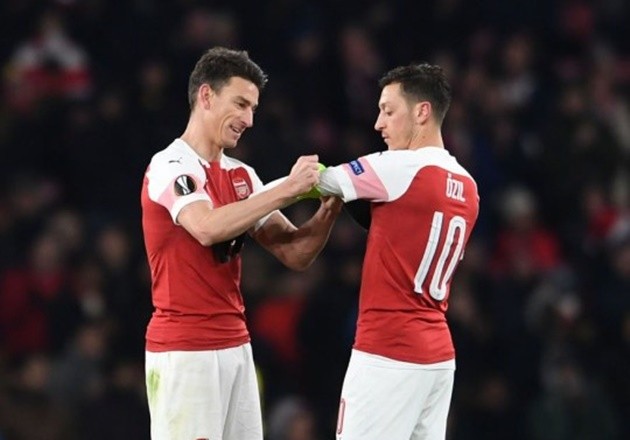Laurent Koscielny disagrees with Mikel Arteta over his Mesut Ozil decision at Arsenal / - Bóng Đá