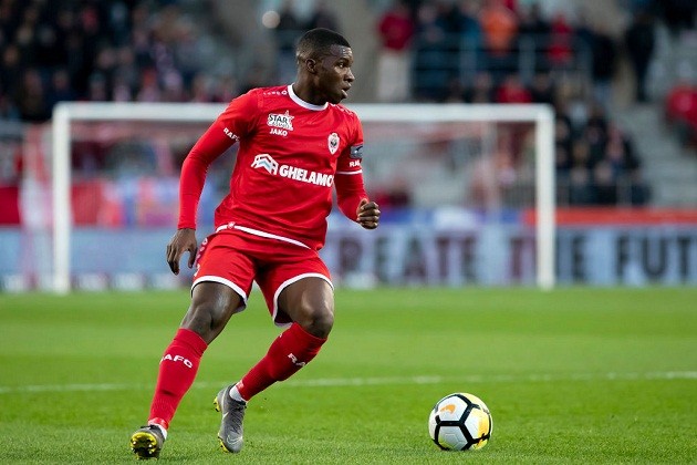 Southampton, Leicester City, Wolverhampton Wanderers and Watford are reportedly in the race to sign Aurelio Buta from Royal Antwerp - Bóng Đá