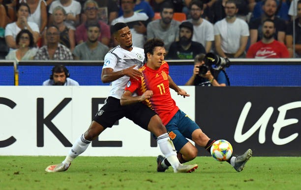 Manchester City are interested in acquiring the signature of Real Sociedad attacker Mikel Oyarzabal - Bóng Đá