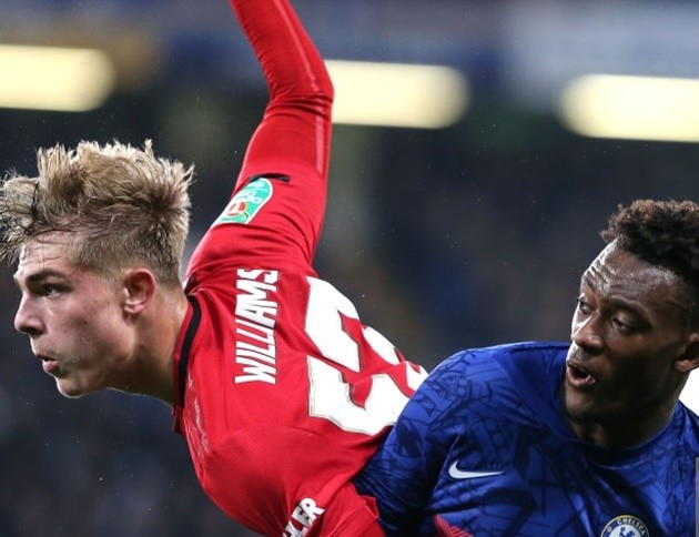 Brandon Williams kéo ngã Hudson-Odoi - Bóng Đá