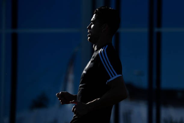 Quên nỗi buồn đội tuyển, Ronaldo cười tươi chụp ảnh cùng 2 ngôi sao này - Bóng Đá