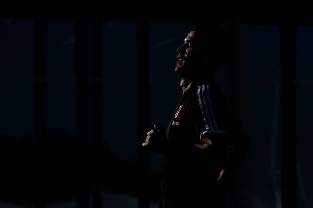 Quên nỗi buồn đội tuyển, Ronaldo cười tươi chụp ảnh cùng 2 ngôi sao này - Bóng Đá