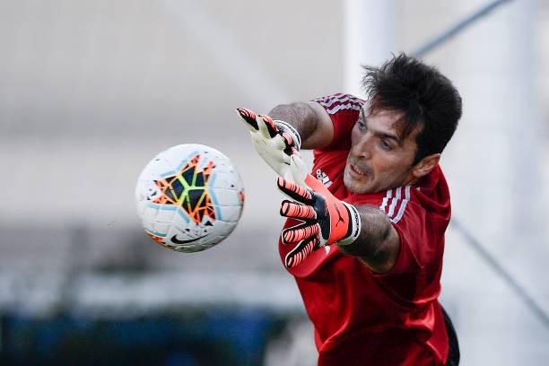 Quên nỗi buồn đội tuyển, Ronaldo cười tươi chụp ảnh cùng 2 ngôi sao này - Bóng Đá