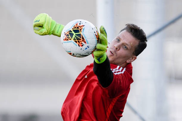 Quên nỗi buồn đội tuyển, Ronaldo cười tươi chụp ảnh cùng 2 ngôi sao này - Bóng Đá