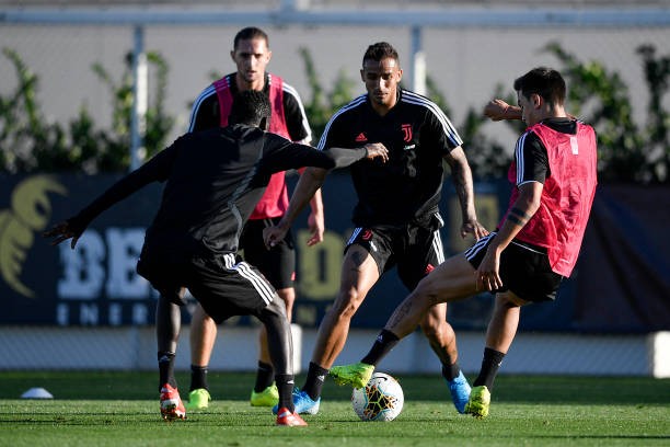 Quên nỗi buồn đội tuyển, Ronaldo cười tươi chụp ảnh cùng 2 ngôi sao này - Bóng Đá