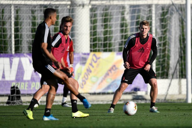 Quên nỗi buồn đội tuyển, Ronaldo cười tươi chụp ảnh cùng 2 ngôi sao này - Bóng Đá