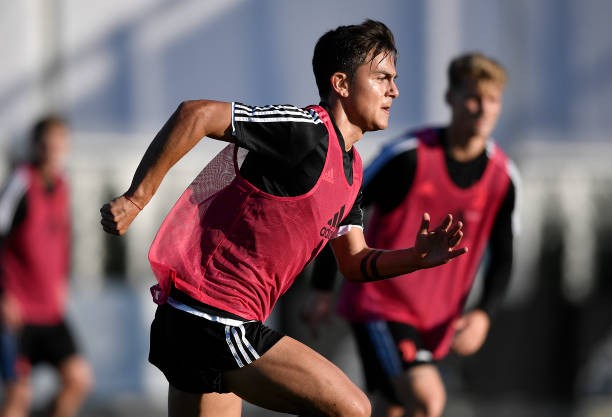 Quên nỗi buồn đội tuyển, Ronaldo cười tươi chụp ảnh cùng 2 ngôi sao này - Bóng Đá